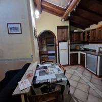Casa stile casale con camino, travi in legno