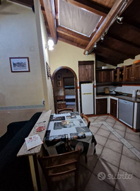 Casa stile casale con camino, travi in legno