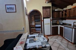 Casa stile casale con camino, travi in legno