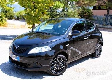 LANCIA YPSILON NEOPATENTATI 2025 IBRIDA