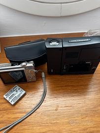 sveglia analogica e macchina fotografica