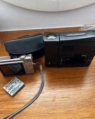 sveglia analogica e macchina fotografica