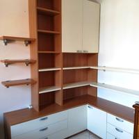 Libreria ad angolo moderna