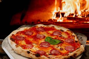 Pizzeria d'asporto con cucina e dehor esterno