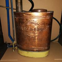 Antico irrigatore acqua ramata vigna. Storico