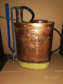 Antico irrigatore acqua ramata vigna. Storico