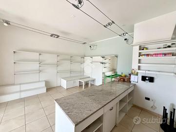 NEGOZIO A SAN MARTINO DI LUPARI