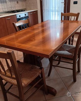 TAVOLO IN LEGNO CON SEDIE