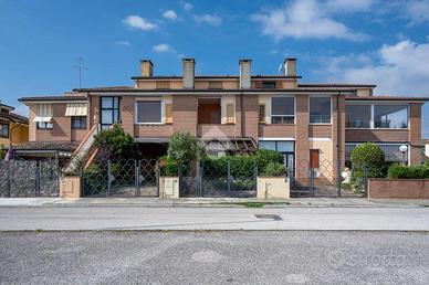 4 LOCALI A COMACCHIO