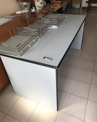 Scrivanie da ufficio, arredamento, sedie e altro