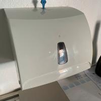 Dispenser da parete per asciugamani usa e getta