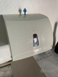 Dispenser da parete per asciugamani usa e getta