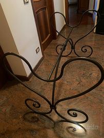 Tavolo in ferro battuto con piano in cristallo