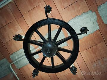 lampadario ricavato da ruota di carro 