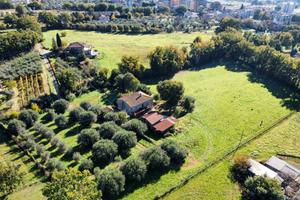 Rustico / Casale di 300 m² con più di 5 locali a T