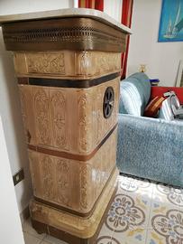 Antica stufa a legna in ceramica Alsazia