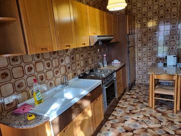 Cucina con top e tavolo in granito + 2 sedie