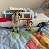 Macchina di Ghostbuster con qualche accessorio