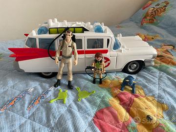Macchina di Ghostbuster con qualche accessorio