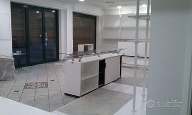 arredamento per negozio balconi e scaffalature