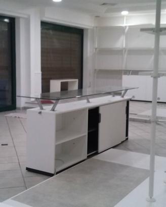 arredamento per negozio balconi e scaffalature