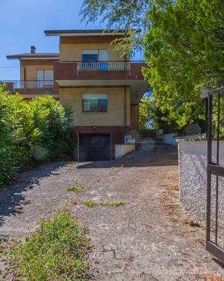 Villa di 199 m² con 5 locali e box auto a Salisano