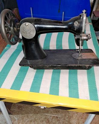 MACCHINA PER CUCIRE D'EPOCA