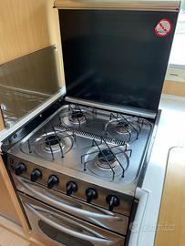 Forno e 4 fuochi Smeg camper