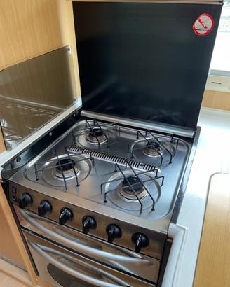Forno e 4 fuochi Smeg camper