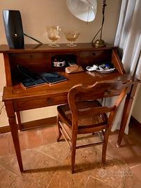 Scrittoio del 900 con sedia e lampada