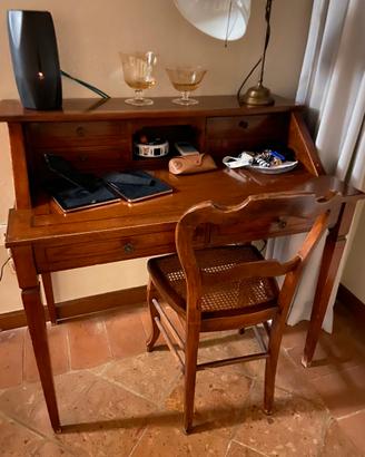 Scrittoio del 900 con sedia e lampada