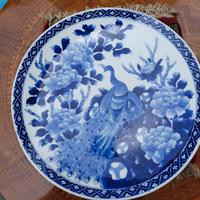 Due piatti giapponesi in porcellana di Arita blu e