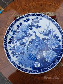 Due piatti giapponesi in porcellana di Arita blu e