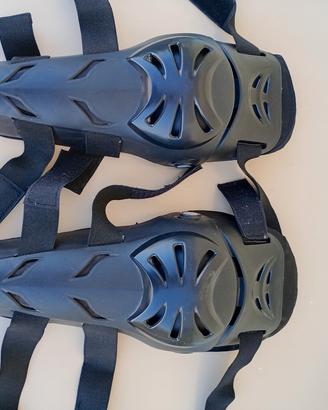 ginocchiere per moto enduro 