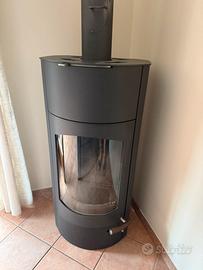 Stufa a legna Austroflamm con canna fumaria