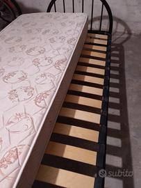 Letto singolo con rete a doghe e materasso