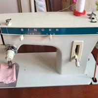 Macchina da cucire Singer con mobile