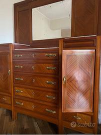 Cassettone con piano in marmo e ampia specchiera