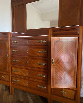Cassettone con piano in marmo e ampia specchiera