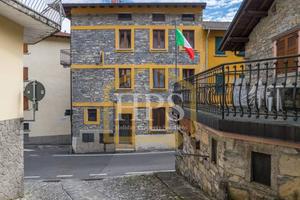 Casa indipendente di 150 m² con più di 5 locali a 