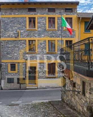Casa indipendente di 150 m² con più di 5 locali a 