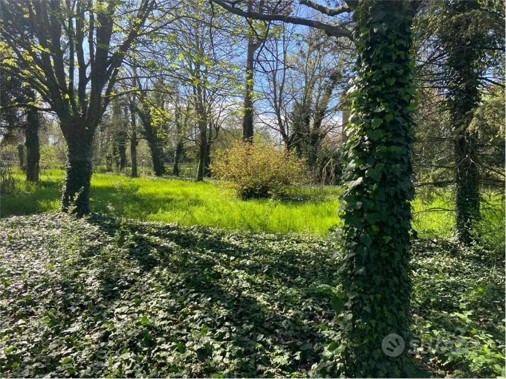 Rustico / Casale di 1083 m² con più di 5 locali a - Altro