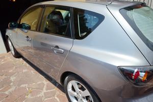 autovettura marca Mazda3.