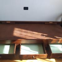 Coppia di letti in legno massello.