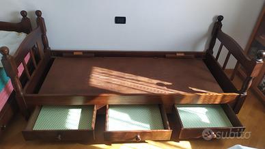 Coppia di letti in legno massello.