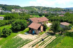 Rustico / Casale di 350 m² a Dogliani