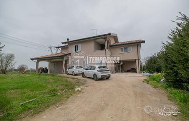 Porzione di casa ristrutturata con giardino