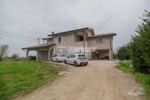 Porzione di casa ristrutturata con giardino