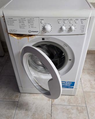 Lavatrice Indesit 6 kg IWC61052