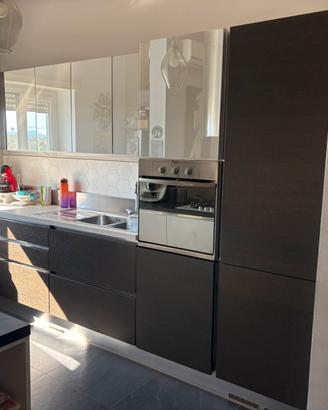 Cucina moderna con isola
